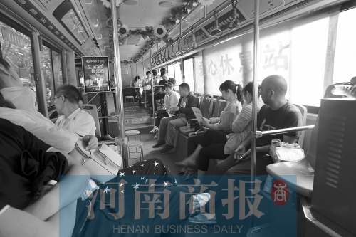 高考家長坐公交“討彩頭” 網(wǎng)友提醒：“別坐985路” 為啥？