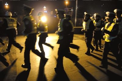 ▲涼山警方連夜出擊打拐。本報(bào)記者歐陽曉菲攝