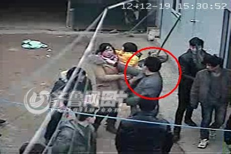 網(wǎng)曝山東定陶一村干部提菜刀率人圍毆村民(圖) 網(wǎng)曝山東定陶一村干部提菜刀率人圍毆村民(圖)