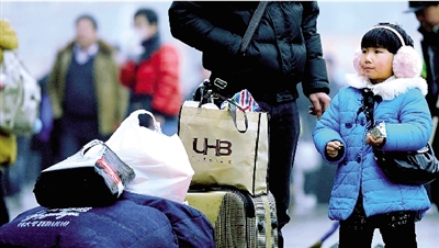 昨天上午，一名隨家長回老家的小女孩在等候進(jìn)站。