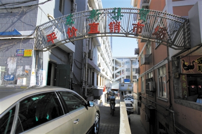 昨日，從事活禽宰殺的許某確認(rèn)為感染H7N9禽流感確診病例，其所工作的南京江寧區(qū)東新農(nóng)貿(mào)市場仍正常營業(yè)