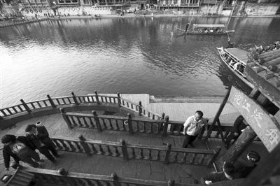 16日，湖南省長沙市，連日來，鳳凰景區(qū)游客稀少，商戶收入減少。