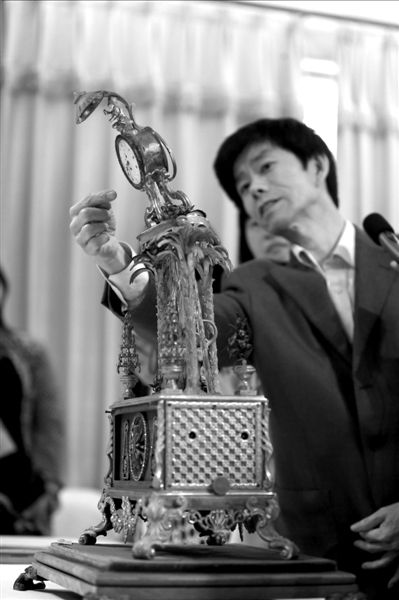 昨天，故宮文物修復(fù)專家向記者介紹“人打鐘”的損壞情況。圖/CFP