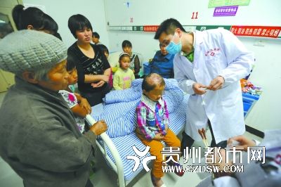 醫(yī)生為小麗作檢查。