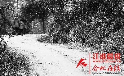 2月21日，媽媽帶著小雪離開了村子。 晨報記者 高博 攝