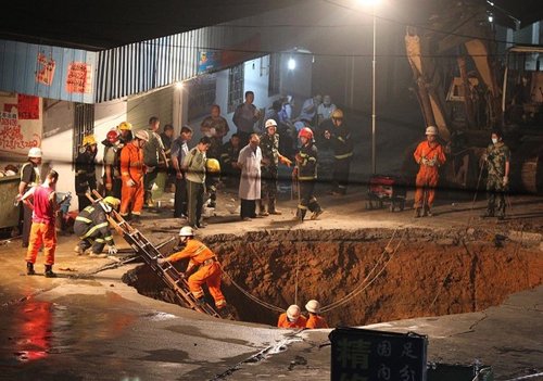 　圖為救援人員正在搜救。