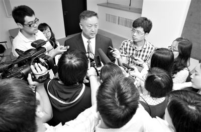 6月5日，商務(wù)部新聞辦公室召開“中歐光伏產(chǎn)品貿(mào)易摩擦”專題發(fā)布會。發(fā)布會結(jié)束后，中國機電產(chǎn)品進出口商會會長張鈺晶接受記者采訪。新京報記者