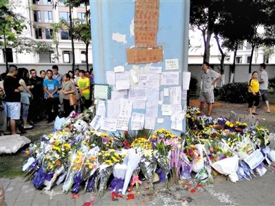 　昨日，廈門市民在BRT的橋墩下放上鮮花悼念逝者。新京報(bào)記者 郭鐵流 攝