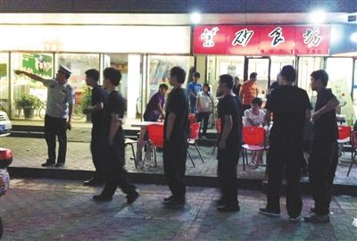 6月13日晚10點(diǎn)，朝陽區(qū)國美第一城附近，一名城管隊(duì)員帶領(lǐng)一隊(duì)協(xié)管例行巡查街邊大排檔。新京報記者 尹亞飛 攝