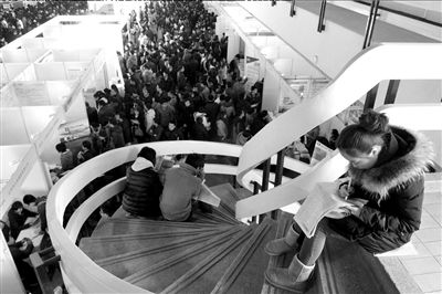 2月23日，北京春節(jié)后首場(chǎng)大型招聘會(huì)在老國展舉行。（資料圖片）京華時(shí)報(bào)記者張斌攝