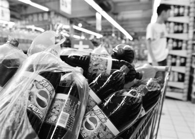 昨日，浙江省杭州市，在一家超市里拍攝到的百事可樂。近日，百事可樂再次遭遇“致癌風波”。圖/CFP