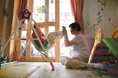 6月14日，未婚媽媽于軍的家里，她正在陪女兒悅悅玩耍。悅悅4歲了，因為沒有爸爸的信息而始終上不了戶口。