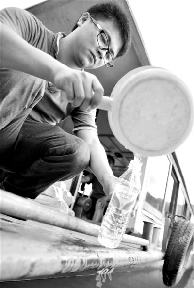 昨日，合面獅段水域，工作人員在取水檢測(cè)。據(jù)新華社