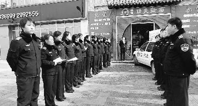 “列隊(duì)執(zhí)法”。