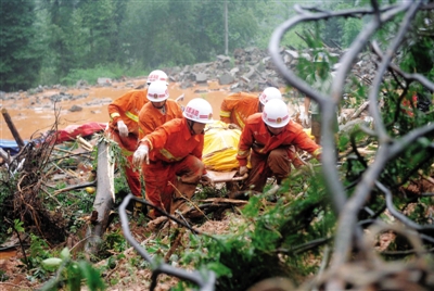 昨日，消防隊員在四川省都江堰市中興鎮(zhèn)三溪村滑坡現(xiàn)場運送遇難者遺體。新華社記者 薛玉斌 攝