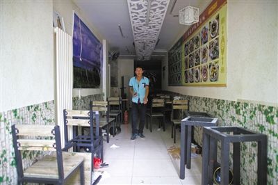 發(fā)生女童劫持事件的面館，事后現(xiàn)場一片狼藉。新京報記者 周崗峰 攝