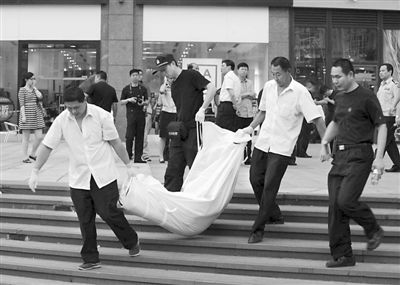 昨日,朝陽區(qū)青年路大悅城東側(cè),一男子持刀行兇致兩人死亡。經(jīng)初步審查,嫌疑人自稱孝某(男,27歲,山東省沂水縣人),有精神病。目前,北京警方正聯(lián)系兩名受害人的親友。新華社發(fā)