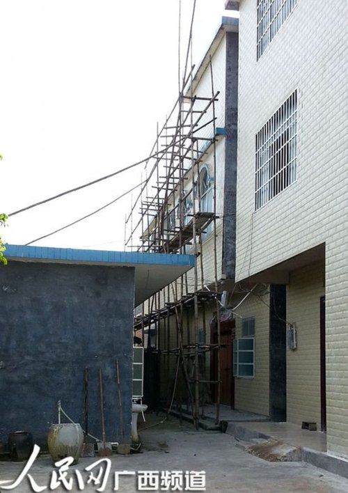 何某某的家門緊鎖，23日晚家人連夜搬家，現(xiàn)在去向不明