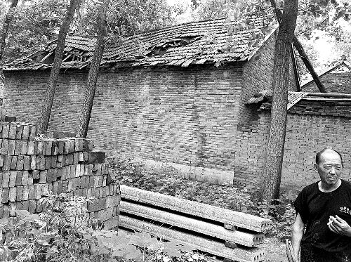 嫌疑人父母時常外出反映問題，家里的房子已破爛不堪。