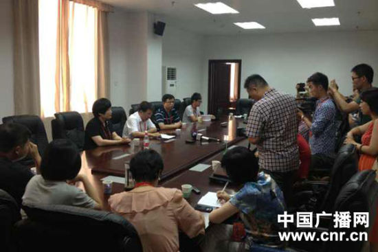 試卷原件展示前向媒體說明情況，并要求媒體不能拍照或攝像