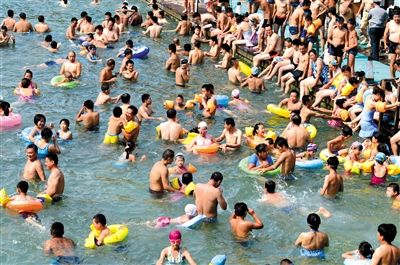 昨日，濟(jì)南市最高氣溫超過(guò)37℃，位于市區(qū)黑虎泉畔的泉水浴場(chǎng)免費(fèi)開(kāi)放。
