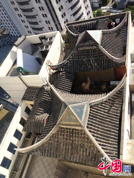 2013年8月14日，江蘇蘇州蘇州市三香大廈高樓18層樓頂東側(cè)陽臺上的“蘇州園林”式別墅，兩座涼亭和兩道回廊，飛檐翹角，一派蘇州園林的氣勢。中國網(wǎng)圖片庫李俊鋒攝影