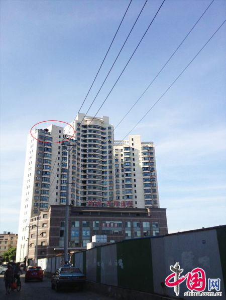 2013年8月14日，江蘇蘇州蘇州市三香大廈高樓18層樓頂東側(cè)陽臺上的“蘇州園林”式別墅，兩座涼亭和兩道回廊，飛檐翹角，一派蘇州園林的氣勢。中國網(wǎng)圖片庫李俊鋒攝影