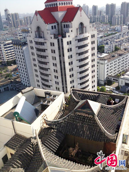 2013年8月14日，江蘇蘇州蘇州市三香大廈高樓18層樓頂東側(cè)陽臺上的“蘇州園林”式別墅，兩座涼亭和兩道回廊，飛檐翹角，一派蘇州園林的氣勢。中國網(wǎng)圖片庫李俊鋒攝影