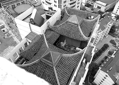 前日，從三香大廈另一單元樓頂俯拍“空中園林”。