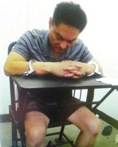 韓磊被控制時(shí)接受警方訊問。本組圖片為視頻截圖