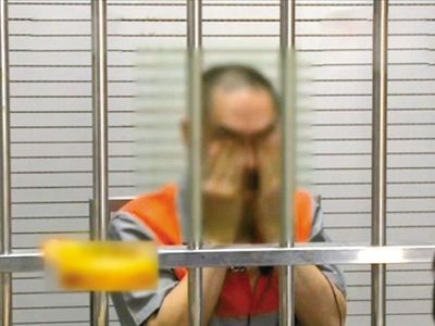 韓磊掩面哭泣。