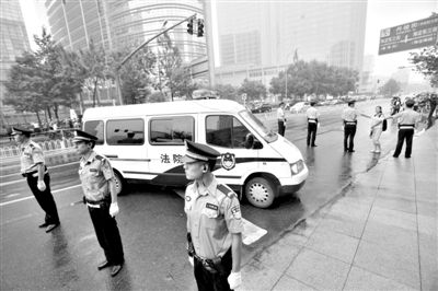 　　昨日早上,押解李某某的車(chē)隊(duì)開(kāi)進(jìn)法院。當(dāng)日,李某某等5人涉嫌強(qiáng)奸案在海淀法院不公開(kāi)審理。本版攝影/新京報(bào)記者 王貴彬