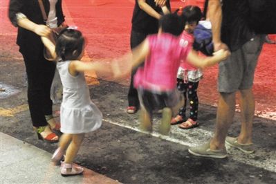 2012年8月1日晚，北京兒童醫(yī)院，三個來自廊坊的小女孩在玩耍，她們都被幼兒園老板性侵害。本版攝影/新京報記者 尹亞飛