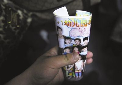 2012年8月1日，事發(fā)幼兒園一受害女童展示班級合影。