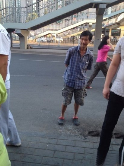 搶嬰男子站在一旁。