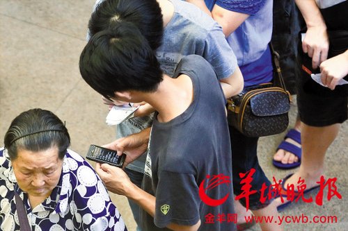 排隊(duì)的“黃牛”各手執(zhí)一疊白紙，上面寫好了要掛號(hào)的人的信息，包括姓名、電話、要掛的科室等。穿黑白花紋衣服的老婆婆正在排隊(duì)掛號(hào)