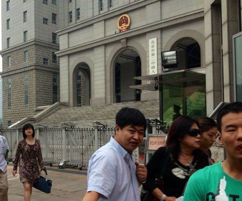 上午10：35分左右，蘇順虎律師和其家屬從法院西大門出來。