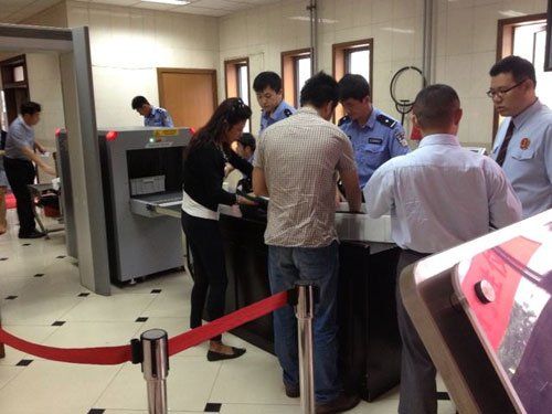 上午蘇順虎律師和其家屬安檢進(jìn)入法院。