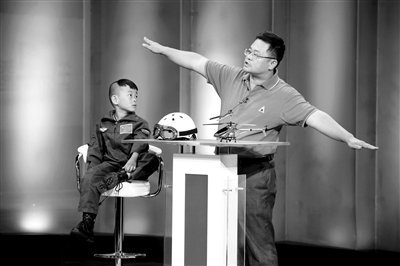 9月6日，“鷹爸”和多多在北京科影制片廠錄制一檔節(jié)目。