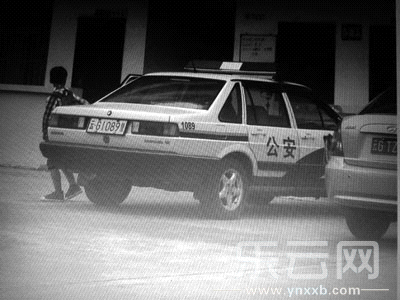 被指接送小孩上學(xué)的警車(chē)。