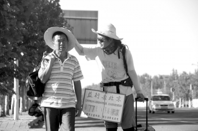 徒步旅途的第77天，雷闖與父親一起前行。雷闖供圖