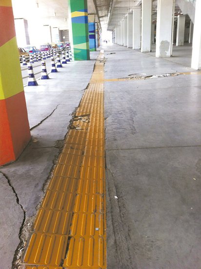 在溫嶺火車站架空層，由于沉降產(chǎn)生的裂縫到處可見。