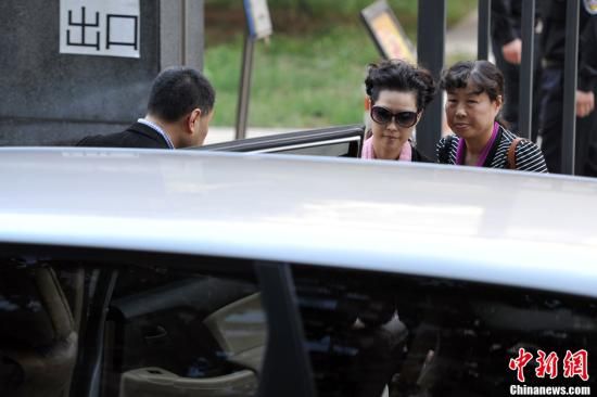 圖為宣判結(jié)束后夢鴿面無表情走出海淀法院，乘車離開。