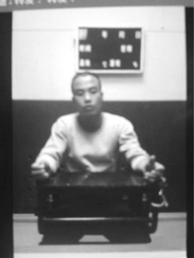 案發(fā)后,當?shù)卮迕駛儑^現(xiàn)場。網(wǎng)絡截圖