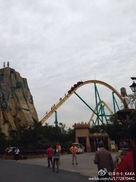上海歡樂谷過山車發(fā)生故障，多位游客被卡在上面