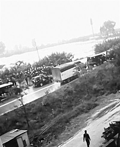 22日，云南晉寧數(shù)百村民與警方對峙。網(wǎng)絡(luò)截圖