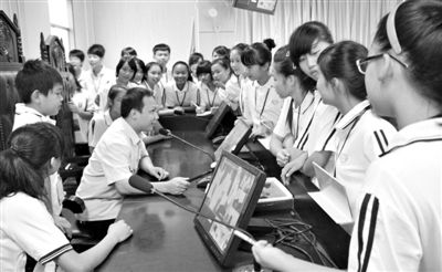 2013年5月30日，結(jié)合當(dāng)前國內(nèi)民眾普遍關(guān)注的“校長開房”、“強(qiáng)奸猥褻”等事件，廣西上思縣人民法院邀請中小學(xué)生到法院觀摩案件的庭審，提高他們的守法、維權(quán)意識。圖/IC