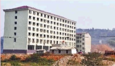  10月23日，長沙市岳麓區(qū)蓮花鎮(zhèn)云蓋村村委會的辦公大樓。  實習(xí)記者 李健 攝