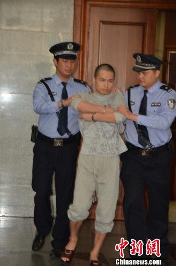 深圳故意殺人警察一審被判死緩當(dāng)庭表示上訴(圖) 深圳故意殺人警察一審被判死緩當(dāng)庭表示上訴(圖)