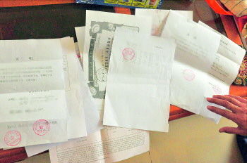 60歲的市民仇先生為了辦理公證所需的這些證明材料,半個月時間里跑了30多趟腿。記者　李萌博　攝